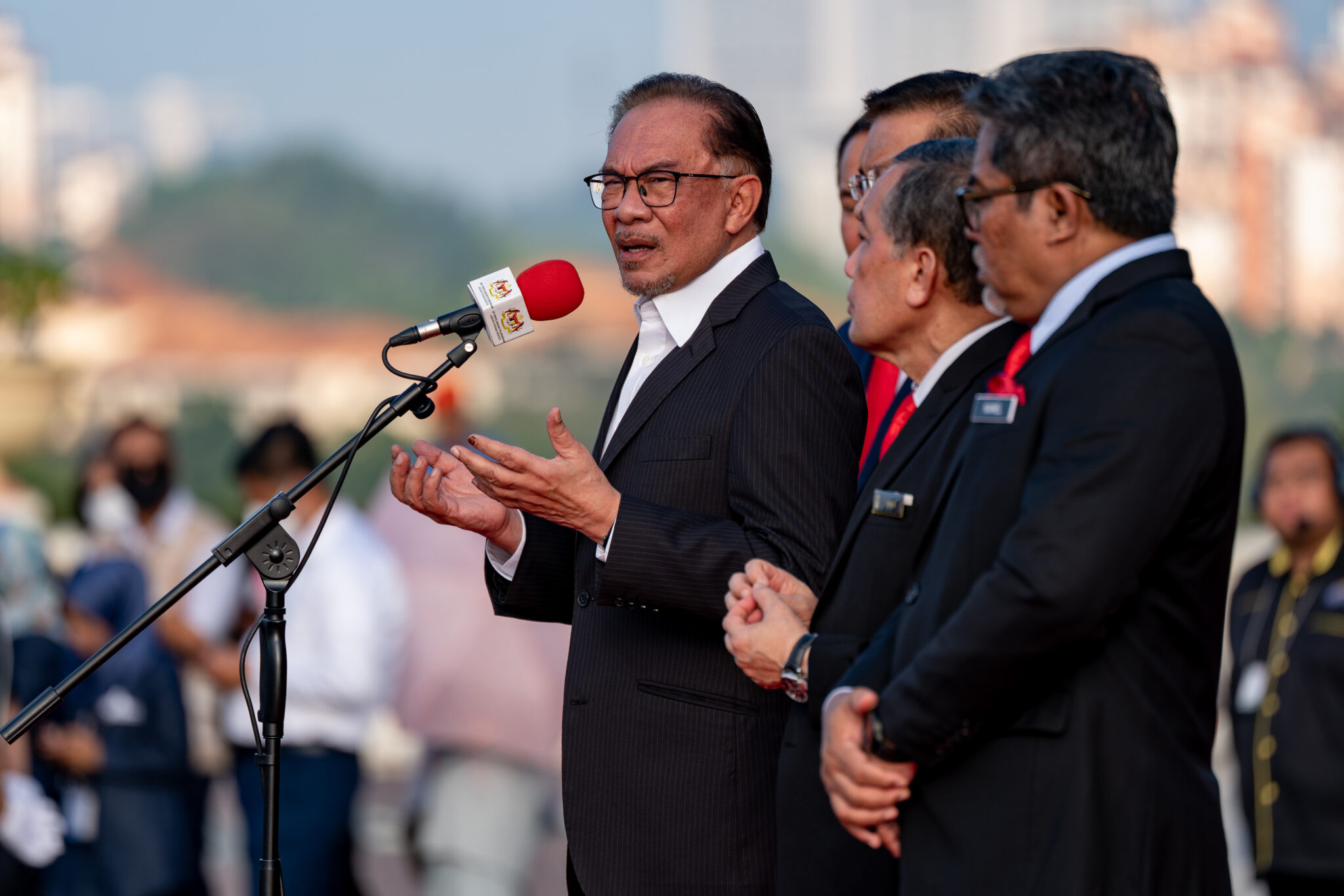 Anwar Urges Civil Servants To Bring Malaysia Back To Its Glorious Days