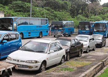 Several factory buses were seen parked illegally near Persiaran Paya Terubong. ( February 02, 2021 ) — LIM BENG TATT/The Star.