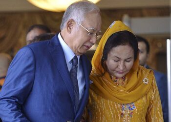 Datin Seri Rosmah Mansor and Datuk Seri Najib leaving the parliamen house together afyer celebrating  his birthday at the parliament lobby, Monday, July 22, 2018. RAJA FAISAL HISHAN/The Star