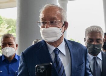KUALA LUMPUR, 3 Mac -- Bekas Perdana Menteri Datuk Seri Najib Tun Razak (tengah) tiba di Kompleks Mahkamah Kuala Lumpur bagi sebutan enam pertuduhan pecah amanah yang dihadapi beliau hari ini.

Pihak pendakwaan akan memanggil 60 hingga 70 saksi pada perbicaraan kes bekas perdana menteri itu dan bekas ketua setiausaha Perbendaharaan Tan Sri Mohd Irwan Serigar Abdullah, yang menghadapi enam pertuduhan pecah amanah melibatkan RM6.6 bilion.

--fotoBERNAMA (2022) HAK CIPTA TERPELIHARA