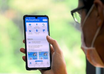 Mysejahtera app with tracker
(16/7/2022). —AZHAR MAHFOF/The Star