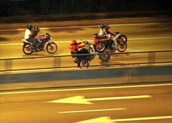 Bikers balancing on one wheel along Jalan Semantan while following the group. *** Local Caption *** NIGHT FROLICS: A group of Mat Rempit doing wheelies in Jalan Semantan in Kuala Lumpur.

****************************************************************

Highlights. 



BRAKES ON REMPIT: (Sept 14) City Traffic Chief Asst Comm Hamzah Taib warned Mat Rempits to beware, as the full force of the law will be applied to bring to a halt their stunts and antics. Even their fans and spectators will not be spared once amendments to the Road Transport Act come into effect, he said.

20060917  Highlights  Pg43.- Yusof