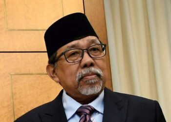 KUALA LUMPUR, 9 Mei -- Menteri Pertahanan Mohamad Sabu (dua, kiri) menunjukkan ringkasan berkenaan Pelaksanaan Projek 'Land Swap' Kementerian Pertahanan pada sidang media selepas Sidang Dewan Negara di Bangunan Parlimen hari ini. 
Turut serta Timbalan Menteri Pertahanan Liew Chin Tong, Ketua Setiausaha Kementerian Pertahanan Datuk Seri Mohd Zuki Ali (kiri) dan Ahli Parlimen Lumut, Perak Mohamad Imran Abd Hamid (kanan).
-- fotoBERNAMA (2018) HAK CIPTA TERPELIHARA