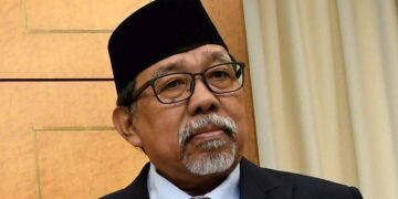 KUALA LUMPUR, 9 Mei -- Menteri Pertahanan Mohamad Sabu (dua, kiri) menunjukkan ringkasan berkenaan Pelaksanaan Projek 'Land Swap' Kementerian Pertahanan pada sidang media selepas Sidang Dewan Negara di Bangunan Parlimen hari ini. 
Turut serta Timbalan Menteri Pertahanan Liew Chin Tong, Ketua Setiausaha Kementerian Pertahanan Datuk Seri Mohd Zuki Ali (kiri) dan Ahli Parlimen Lumut, Perak Mohamad Imran Abd Hamid (kanan).
-- fotoBERNAMA (2018) HAK CIPTA TERPELIHARA