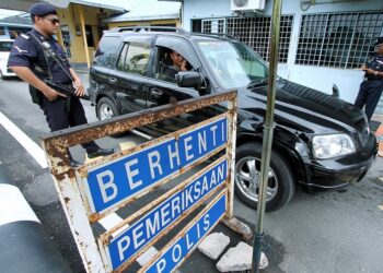 PADANG BESAR, 17 Jan -- Anggota polis memperhebatkan  pemeriksaan kenderaan di sempadan Malaysia-Thailand ketika tinjauan BERNAMA di pintu masuk Padang Besar hari ini.
   Polis Perlis memperketatkan kawalan keselamatan di pintu masuk Malaysia-Thailand di Padang Besar dan Wang Kelian berikutan kejadian tembakan di Jakarta yang mengorbankan tujuh orang Khamis lepas.
--fotoBERNAMA (2016) HAK CIPTA TERPELIHARA