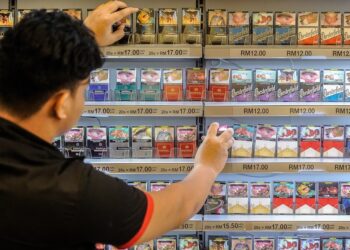 5/9/2018, Putrajaya - A worker seen arranging cigarette packs at one of the shop in Putrajaya.
Picture by Shafwan Zaidon