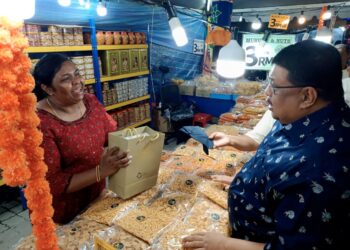 MELAKA, 1 Nov -- Ketua Menteri Datuk Seri Ab Rauf Yusoh (kanan) menyantuni peniaga di Little India Melaka ketika menghadiri Pesta Deepavali 2023 malam tadi.

--fotoBERNAMA (2023) HAK CIPTA TERPELIHARA