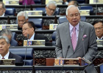 KUALA LUMPUR, 28 Mac -- Perdana Menteri Datuk Seri Najib Tun Razak (kanan) membentangkan usul kajian semula persempadanan kawasan pilihan raya di Dewan Rakyat hari ini. --fotoBERNAMA (2018) HAK CIPTA TERPELIHARA
