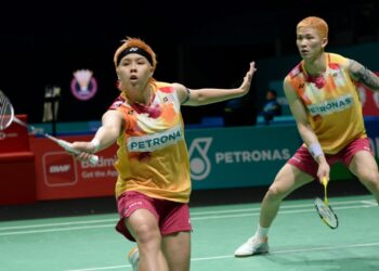 CHEN Tang Jie and TOH Ee Wei in action to beat Thom GICQUEL and 
Delphine DELRUE of France
during the first round of Petronas Malaysian open championship at  Axiata arena  in Bukit Jalil yesterday.  The Malaysian pair won 21-17,21-18 ._10/01/2024/ S.S.KANESAN/THE STAR