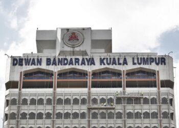 Seen a few worker doing their job at Dewan Bandaraya Kuala Lumpur building in Kuala Lumpur. FAIHAN GHANI/The Star.