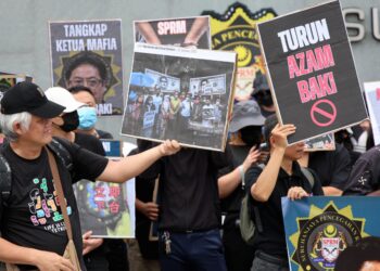 PUTRAJAYA 27 FEBRUARI 2026. Antara peserta yang hadir dengan memegang plakat ketika menyertai Himpunan Tangkap Azam Baki di hadapan Ibu Pejabat SPRM, Putrajaya. NSTP/MOHD FADLI HAMZAH