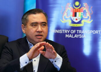SEPANG, 15 Dis -- Menteri Pengangkutan Anthony Loke  
ketika sidang media mengenai harga tambang kapal terbang dari Semenanjung Malaysia ke Sabah dan Sarawak sempena cuti perayaan, hari ini.

--fotoBERNAMA (2023) HAK CIPTA TERPELIHARA