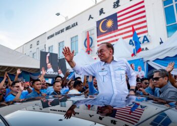 YAB Perdana Menteri serta Presiden Parti Keadilan Rakyat, Dato' Seri Anwar Ibrahim semasa program Jelajah Rapat Umum 27 Tahun Reformasi di Melaka. XX XXX 2025. AFIQ HAMBALI/Pejabat Perdana Menteri.

NO SALES; NO ARCHIVE; RESTRICTED TO EDITORIAL USE ONLY. NOTE TO EDITORS: This handout photos may only be used for editorial reporting purposes for the contemporaneous illustration of events, things or the people in the image or facts mentioned in the caption. Reuse of the pictures may require further permission.