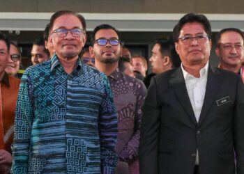 Datuk Seri Anwar Ibrahim (left) with Tan Sri Azam Baki (Pic credit: BenarNews)