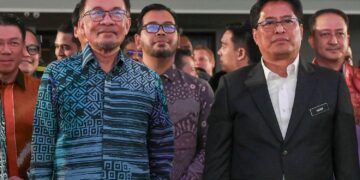Datuk Seri Anwar Ibrahim (left) with Tan Sri Azam Baki (Pic credit: BenarNews)