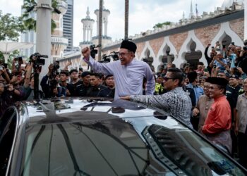 YAB Perdana Menteri, Dato’ Seri Anwar Ibrahim singgah makan tengah hari di Kompleks Pertama dan menunaikan solat jumaat di Masjid Jamek Kuala Lumpur, 2 Februari, 2024. - SADIQ ASYRAF/Pejabat Perdana Menteri

NO SALES; NO ARCHIVE; RESTRICTED TO EDITORIAL USE ONLY. NOTE TO EDITORS: This photos may only be used for editorial reporting purposes for the contemporaneous illustration of events, things or the people in the image or facts mentioned in the caption. Reuse of the pictures may require further permissi