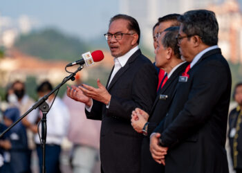 Perjumpaan YAB Perdana Menteri, Dato’ Seri Anwar Ibrahim bersama warga Jabatan Perdana Menteri di Pejabat Perdana Menteri, 29 November 2022. - SADIQ ASYRAF/Pejabat Perdana Menteri

NO SALES; NO ARCHIVE; RESTRICTED TO EDITORIAL USE ONLY. NOTE TO EDITORS: This handout photos may only be used for editorial reporting purposes for the contemporaneous illustration of events, things or the people in the image or facts mentioned in the caption. Reuse of the pictures may require further permission. MANDATORY CREDIT - SADIQ ASYRAF/Prime Minister’s Office of Malaysia