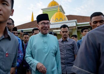 YAB Perdana Menteri, Dato’ Seri Anwar Ibrahim hadir berbuka puasa dan Solat Maghrib di Masjid Ashabus Solihin, Sungai Long, Kajang, Selangor pada 20 April 2023. - AFIQ HAMBALI/Pejabat Perdana Menteri

NO SALES; NO ARCHIVE; RESTRICTED TO EDITORIAL USE ONLY. NOTE TO EDITORS: This photos may only be used for editorial reporting purposes for the contemporaneous illustration of events, things or the people in the image or facts mentioned in the caption. Reuse of the pictures may require further permission. MAN
