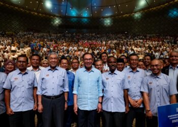 YAB Perdana Menteri, Dato’ Seri Anwar Ibrahim hadir pada Majlis Sambutan Hari Pekerja di PICC, Putrajaya pada 1 Mei 2023. - AFIQ HAMBALI/Pejabat Perdana Menteri

NO SALES; NO ARCHIVE; RESTRICTED TO EDITORIAL USE ONLY. NOTE TO EDITORS: This photos may only be used for editorial reporting purposes for the contemporaneous illustration of events, things or the people in the image or facts mentioned in the caption. Reuse of the pictures may require further permission. MANDATORY CREDIT - AFIQ HAMBALI/Prime Mini