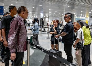 YAB Perdana Menteri, Dato’ Seri Anwar Ibrahim ketika melakukan tinjauan di Imigresen Lapangan Terbang Kuala Lumpur (KLIA) pada 2 Julai 2023. - AFIQ HAMBALI/Pejabat Perdana Menteri

NO SALES; NO ARCHIVE; RESTRICTED TO EDITORIAL USE ONLY. NOTE TO EDITORS: This photos may only be used for editorial reporting purposes for the contemporaneous illustration of events, things or the people in the image or facts mentioned in the caption. Reuse of the pictures may require further permission. MANDATORY CREDIT - AFIQ
