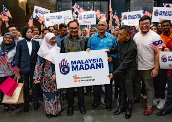 YAB Perdana Menteri, Dato’ Seri Anwar Ibrahim bersama isteri Datuk Seri Dr Wan Azizah Wan Ismail hadir pada Majlis Makan Malam Amal Universiti Selangor di Shah Alam, Selangor pada 13 September 2023. - AFIQ HAMBALI/Pejabat Perdana Menteri

NO SALES; NO ARCHIVE; RESTRICTED TO EDITORIAL USE ONLY. NOTE TO EDITORS: This photos may only be used for editorial reporting purposes for the contemporaneous illustration of events, things or the people in the image or facts mentioned in the caption. Reuse of the pictur