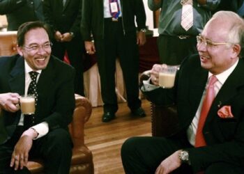 In this Tuesday, Nov. 17, 2009, photo Malaysian Prime Minister Najib Razak, right, shares a light moment with opposition leader Anwar Ibrahim while having tea break at the parliament house in Kuala Lumpur. (AP Photo) ** MALAYSIA OUT, NO SALES, NO ARCHIVE **