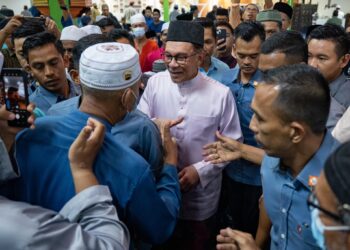 YAB Perdana Menteri, Dato’ Seri Anwar Ibrahim menunaikan solat jumaat di Masjid As-Salam, Sri Manja, Petaling Jaya, 21 April 2023. - SADIQ ASYRAF/Pejabat Perdana Menteri

NO SALES; NO ARCHIVE; RESTRICTED TO EDITORIAL USE ONLY. NOTE TO EDITORS: This photos may only be used for editorial reporting purposes for the contemporaneous illustration of events, things or the people in the image or facts mentioned in the caption. Reuse of the pictures may require further permission. MANDATORY CREDIT - SADIQ ASYRAF/P