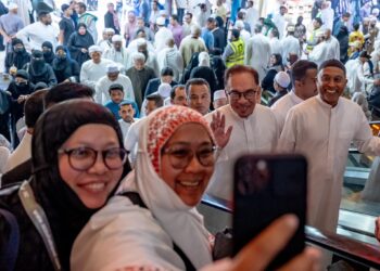 YAB Perdana Menteri, Dato’ Seri Anwar Ibrahim singgah minum malam di Restoran D’Saji seusai Solat Terakwih di Mekah pada 22 Mac 2023. - AFIQ HAMBALI/Pejabat Perdana Menteri

NO SALES; NO ARCHIVE; RESTRICTED TO EDITORIAL USE ONLY. NOTE TO EDITORS: This photos may only be used for editorial reporting purposes for the contemporaneous illustration of events, things or the people in the image or facts mentioned in the caption. Reuse of the pictures may require further permission. MANDATORY CREDIT - AFIQ HAMB