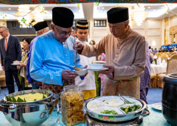 YAB Perdana Menteri, Dato’ Seri Anwar Ibrahim menunaikan Solat Sunat Aidilfitri di Masjid Negara dan menghadiri Majlis Hari Raya di Istana Negara, 22 April 2023. - SADIQ ASYRAF/Pejabat Perdana Menteri

NO SALES; NO ARCHIVE; RESTRICTED TO EDITORIAL USE ONLY. NOTE TO EDITORS: This photos may only be used for editorial reporting purposes for the contemporaneous illustration of events, things or the people in the image or facts mentioned in the caption. Reuse of the pictures may require further permission. MA