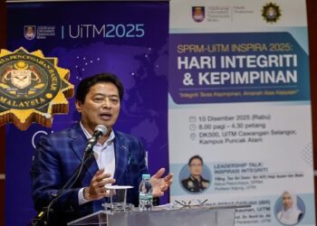 SHAH ALAM, 10 Dis -- Ketua Pesuruhjaya Suruhanjaya Pencegahan Rasuah Malaysia (SPRM) Tan Sri Azam Baki menyampaikan ucapan pada Program SPRM- Universiti Teknologi MARA (UiTM) Inspira 2025: Hari Integriti dan Kepimpinan di UiTM Kampus Puncak Alam hari ini.

-- fotoBERNAMA (2025) HAK CIPTA TERPELIHARA
