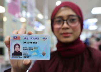 PUTRAJAYA, 17 Sept - Intan Syerina Ahmad Nizam menunjukkan kad pengenalan baharu pada hari pertama pengeluaran MyKad Generasi Baharu di Jabatan Pendaftaran Negara hari ini. - fotoBERNAMA (2026) HAK CIPTA TERPELIHARA *** Local Caption ***