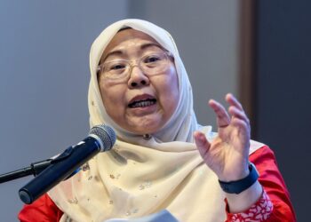 JOHOR BAHRU, 16 Okt -- Timbalan Menteri Perdagangan Dalam Negeri dan Kos Sara, Hidup Senator Datuk Dr Fuziah Salleh berucap pada Majlis Perasmian Jelajah Pameran Francais Antarabangsa Malaysia (FIM) - Road to FIM2027 Zon Selatan di Paradigm Mall Convention Centre (PMCC) hari ini.

--fotoBERNAMA (2026) HAK CIPTA TERPELIHARA