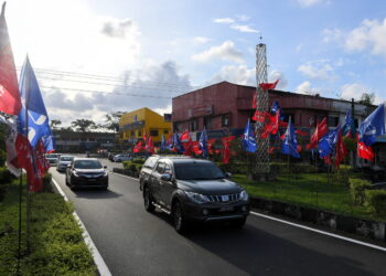 JOHOR BAHRU, 27 Feb -- Bendera-bendera yang mewakili parti-parti yang akan bertanding dalam Pilihan Raya Negeri (PRN) Johor memenuhi di sepanjang jalan ketika tinjauan sempena PRN Johor, di sekitar Jalan Sutera hari ini.

Kesemua parti politik telah memulakan kempen seperti pemasangan bendera parti, kempen bertemu penduduk serta ceramah kelompok.

Suruhanjaya Pilihan Raya sebelum ini menetapkan 12 Mac sebagai hari pengundian PRN Johor dengan pengundian awal pada 8 Mac.
--fotoBERNAMA (2022) HAK CIPTA TERPELIHARA