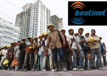 Foreign construction workers line up outside a building site for their transport home in a Kuala Lumpur, Malaysia, Monday, May 11, 2009. Malaysia employs in excess of 250,000 foreign workers in its construction industry. (AP Photo/Mark Baker)