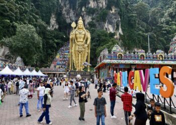 A lots of tourist and local visit Batu Caves, Kuala Lumpur during holidays. — FAIHAN GHANI/The Star