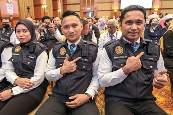 “What about PDRM, JPJ?”: Netizens want to know why MOH officers need ...