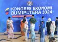 Delegates during a break at the Kongres Ekonomi Bumiputera (KEB 2024) in Putrajaya on Friday. — RAJA FAISAL HISHAN/The Star