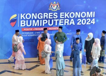 Delegates during a break at the Kongres Ekonomi Bumiputera (KEB 2024) in Putrajaya on Friday. — RAJA FAISAL HISHAN/The Star