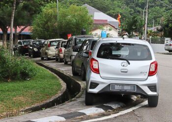 Brief Caption: Cars parking in the walk way at the road side at Island Glades in Penang.

( Aug 14, 2022 )

— LIM BENG TATT/The Star