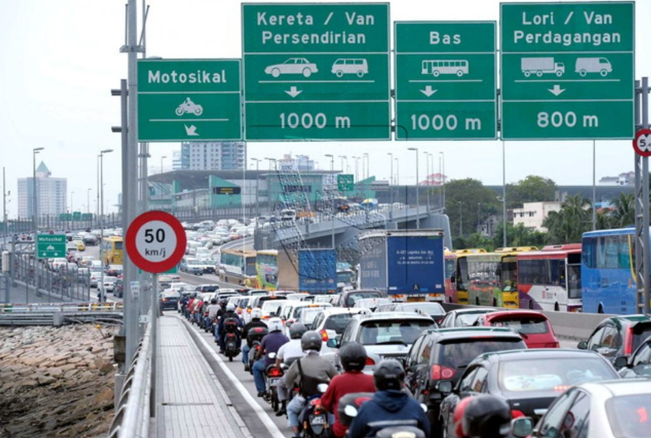 u-turn-and-head-back-to-s-pore-johor-mb-warns-queue-cutters-at-ciq