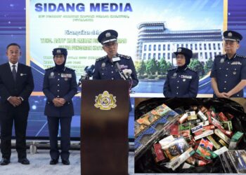 PUTRAJAYA, 23 Julai -- Ketua Pengarah Kastam Datuk Amran Ahmad bercakap pada sidang media Pencapaian Jabatan Kastam Diraja Malaysia (JKDM) Dalam Kutipan Hasil dan Penguatkuasaan bagi Tempoh Januari hingga Jun 2026 di Ibu Pejabat JKDM Putrajaya hari ini.
--fotoBERNAMA (2026) HAK CIPTA TERPELIHARA
PUTRAJAYA, July 23 -- Royal Malaysian Customs Department (RMCD) Director General Datuk Amran Ahmad speaks at a press conference on the department’s achievements in revenue collection and enforcement for the period of January to June 2026 at the RMCD Headquarters here today.
-- fotoBERNAMA (2026) COPYRIGHT RESERVED