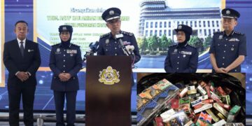 PUTRAJAYA, 23 Julai -- Ketua Pengarah Kastam Datuk Amran Ahmad bercakap pada sidang media Pencapaian Jabatan Kastam Diraja Malaysia (JKDM) Dalam Kutipan Hasil dan Penguatkuasaan bagi Tempoh Januari hingga Jun 2026 di Ibu Pejabat JKDM Putrajaya hari ini.
--fotoBERNAMA (2026) HAK CIPTA TERPELIHARA
PUTRAJAYA, July 23 -- Royal Malaysian Customs Department (RMCD) Director General Datuk Amran Ahmad speaks at a press conference on the department’s achievements in revenue collection and enforcement for the period of January to June 2026 at the RMCD Headquarters here today.
-- fotoBERNAMA (2026) COPYRIGHT RESERVED