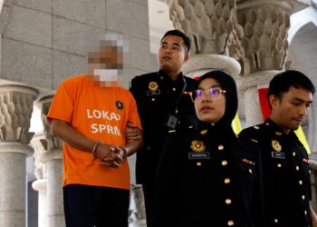 PUTRAJAYA, 22 Jan -- Seorang lelaki bergelar Tan Sri antara dua individu ditahan Suruhanjaya Pencegahan Rasuah Malaysia (SPRM) kerana disyaki terlibat dalam penipuan pelaburan berskala besar dianggarkan bernilai lebih RM300 juta.

Suspek berusia 60-an itu direman selama empat hari, bermula hari ini selepas dibenarkan Majistret Ezrene Zakariah di Mahkamah Majistret Putrajaya.
 
--fotoBERNAMA (2026) HAK CIPTA TERPELIHARA