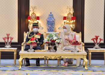 KUALA LUMPUR, 2 Dis -- Yang di-Pertuan Agong Al-Sultan Abdullah Riayatuddin Al-Mustafa Billah Shah (kiri) dan Raja Permaisuri Agong Tunku Hajah Azizah Aminah Maimunah Iskandariah berkenan berangkat ke Istiadat Pengurniaan Darjah Kepahlawanan Pasukan Polis dan Pingat Keberanian Polis di Istana Negara hari ini.

--fotoBERNAMA (2021) HAK CIPTA TERPELIHARA