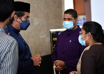 PUTRAJAYA, 4 Mac -- Menteri Kesihatan Khairy Jamaluddin mendengar luahan pasangan G. Vijayarani dan L. Naresh Kumar yang merupakan ibu dan bapa kepada mendiang seorang budak lelaki berusia 13 tahun yang didakwa meninggal dunia 18 hari selepas pengambilan vaksin COVID-19 pada 30 Dis lepas, ketika mengadakan pertemuan di pejabatnya hari ini.

--fotoBERNAMA (2022) HAK CIPTA TERPELIHARA