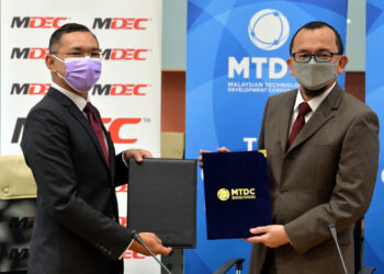 CYBERJAYA, 11 April -- Ketua Pegawai Eksekutif Perbadanan Pembangunan Teknologi Malaysia (MTDC) Datuk Norhalim Yunus (kanan) bertukar dokumen perjanjian persefahaman dengan Ketua Pegawai Eksekutif Perbadanan Ekonomi Digital Malaysia (MDEC) Mahadhir Aziz (kiri) pada majlis menandatangani Memorandum Persefahaman (MoU) antara MDEC dan MTDC di bangunan MDEC hari ini. 

--fotoBERNAMA (2022) HAK CIPTA TERPELIHARA