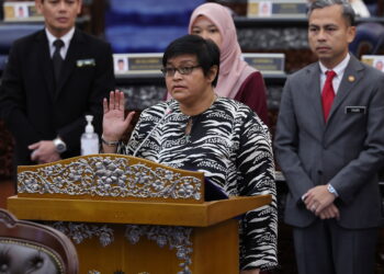 KUALA LUMPUR, 19 Dis -- Menteri Undang-Undang dan Reformasi Institusi Datuk Seri Azalina Othman Said mengangkat sumpah sebagai Ahli Parlimen pada Mesyuarat Pertama Penggal Pertama Parlimen ke-15 di Bangunan Parlimen hari ini.

--fotoBERNAMA (2022) HAK CIPTA TERPELIHARA