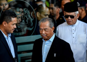 KUALA LUMPUR, 10 Mac -- Bekas Perdana Menteri Tan Sri Muhyiddin Yassin (tengah) hari ini didakwa di Mahkamah Sesyen di sini atas empat pertuduhan menggunakan kedudukannya untuk suapan berjumlah RM232.5 juta bagi parti Bersatu dan dua pertuduhan menerima wang hasil aktiviti haram RM195 juta.

Muhyiddin, 75, yang memakai sut biru gelap, mengaku tidak bersalah selepas pertuduhan terhadapnya dibacakan di hadapan Hakim Azura Alwi.

--fotoBERNAMA (2023) HAK CIPTA TERPELIHARA

KUALA LUMPUR, March 10 -- Former Prime Minister Tan Sri Muhyiddin Yassin (middle) was today charged in the Sessions Court here with four counts of corruption to solicit bribes amounting to RM232.5 million and two counts of money laundering involving RM195 million.

Muhyiddin, 75, who was in a dark blue suit, pleaded not guilty to all the charges after they were read out before Judge Azura Alwi.

--fotoBERNAMA (2023) COPYRIGHT RESERVED