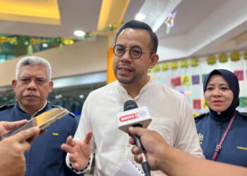 LABUAN, 16 April -- Timbalan Menteri Kewangan Steven Sim Chee Keong (tengah) bercakap kepada pengamal media pada program lawatan ke Jabatan Kastam Diraja Malaysia Wilayah Persekutuan Labuan hari ini.

--fotoBERNAMA (2023) HAK CIPTA TERPELIHARA