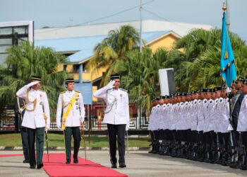 KUANTAN, 8 Mei -- Pemangku Raja Pahang Tengku Hassanal Ibrahim Alam Shah Al-Sultan Abdullah (dua, kiri) berkenan memeriksa perbarisan kawalan kehormat yang terdiri daripada anggota dan pegawai Tentera Udara Diraja Malaysia (TUDM) Pengkalan Udara Kuantan pada Istiadat Pembukaan Penggal Kedua Dewan Undangan Negeri Pahang Ke-15 di Wisma Sri Pahang hari ini.

--fotoBERNAMA (2023) HAK CIPTA TERPELIHARA